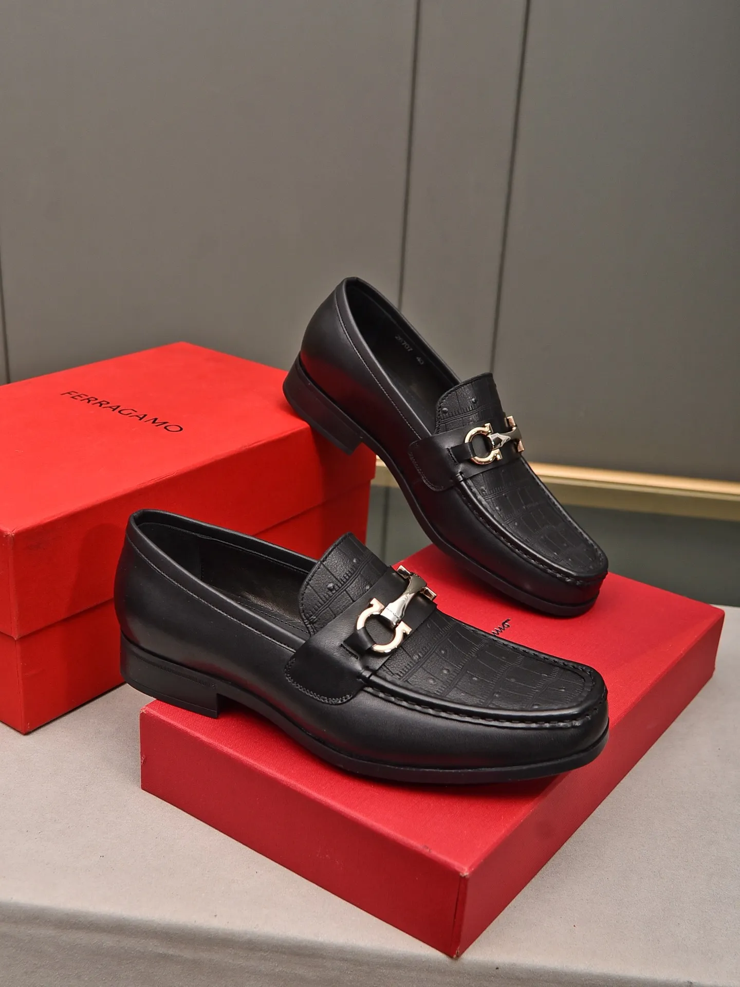 Men's shoes 💰: 460 [Original running volume and quality] Brand: Ferragamo (Ferragamo) Size: Men's size 38/44 (45 can be customized) Grade: Same style as the official website High-end quality men's shoes Material: Original first-layer calfskin Water-dyed cowhide lining Original outsole Style categories: Men's fashion formal business casual leather shoes Slip-on men's high-top series Young fashion European and American trends British style Casual matching Comfortable on the feet